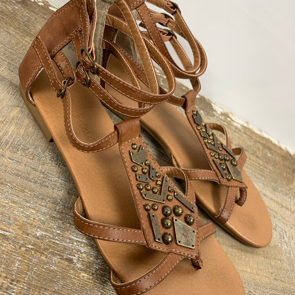 Sandals. - Picture 2 of 6